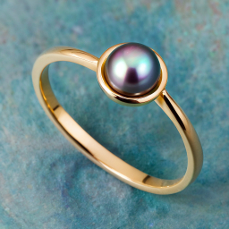 Elegant Gold Ring Featuring a Lustrous South Sea Pearl